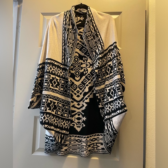 Aztec Tribal tan and black shawl wrap poncho shrug - Picture 1 of 2